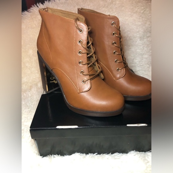 Torrid Women's Tan and Gold Lace up Ankle Boots NWT size 9.5 - Picture 11 of 13